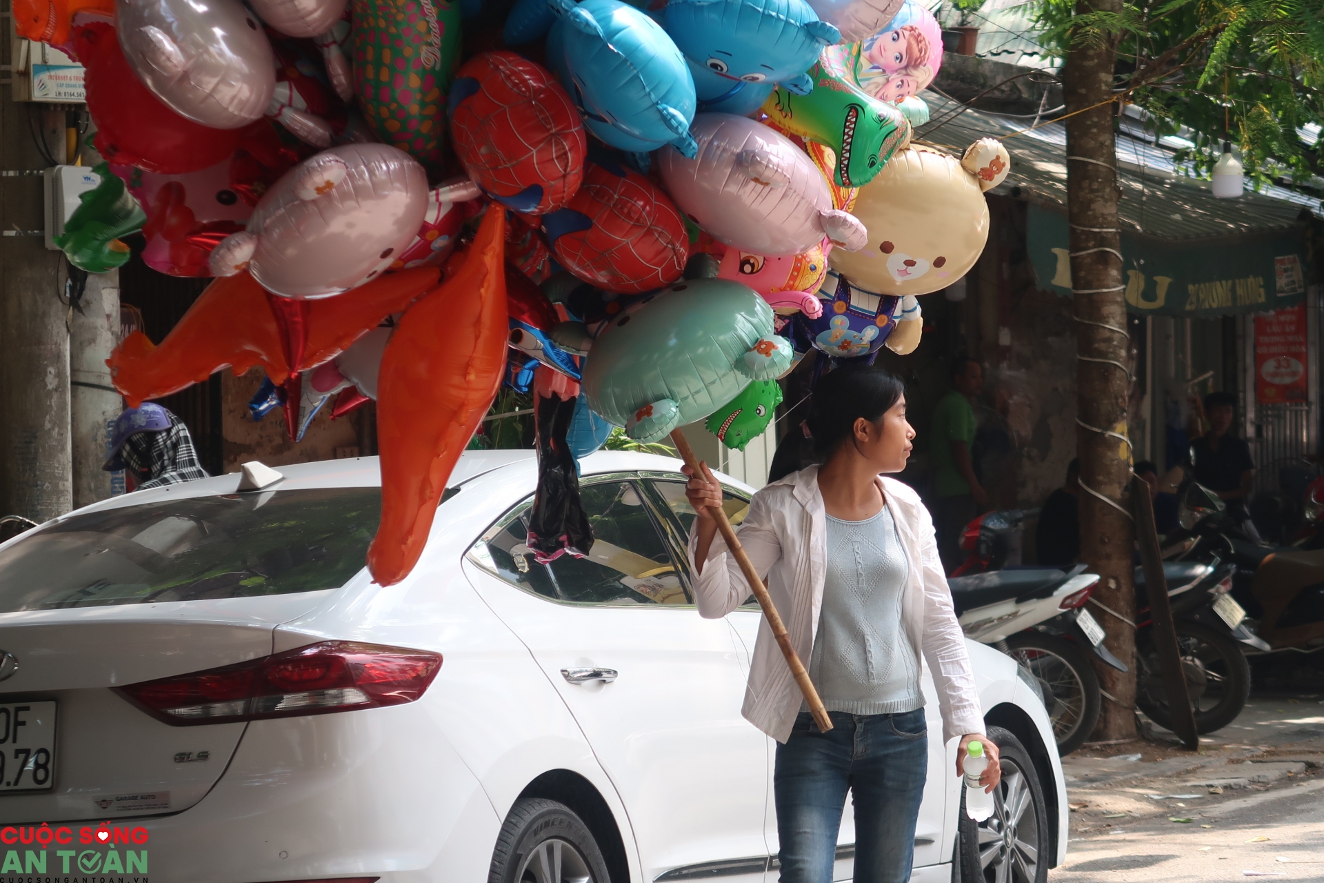 Đằng sau những chùm bóng bay giữa lòng Hà Nội Đằng sau những chùm bóng bay giữa lòng Hà Nội