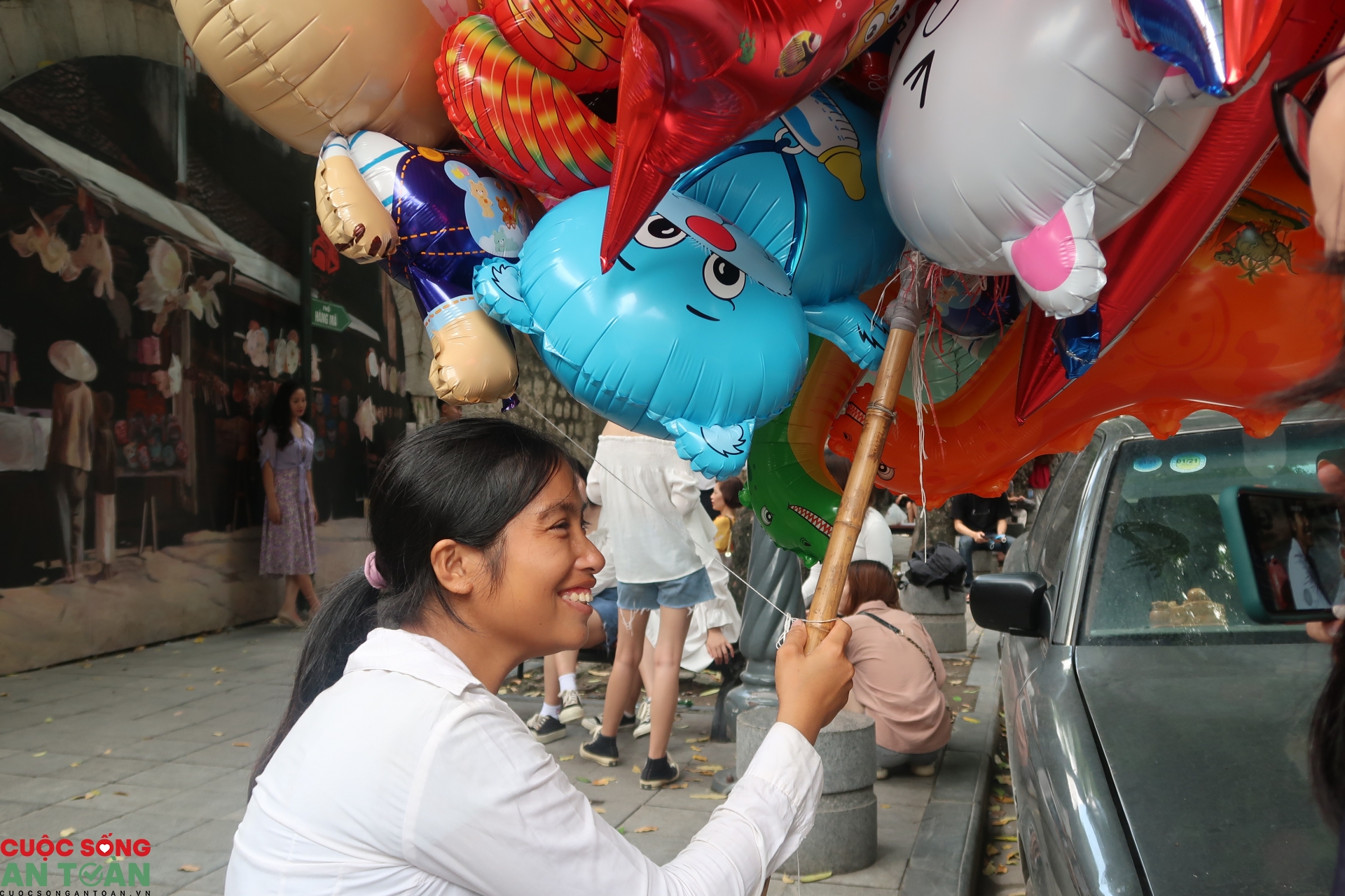 Đằng sau những chùm bóng bay giữa lòng Hà Nội Đằng sau những chùm bóng bay giữa lòng Hà Nội