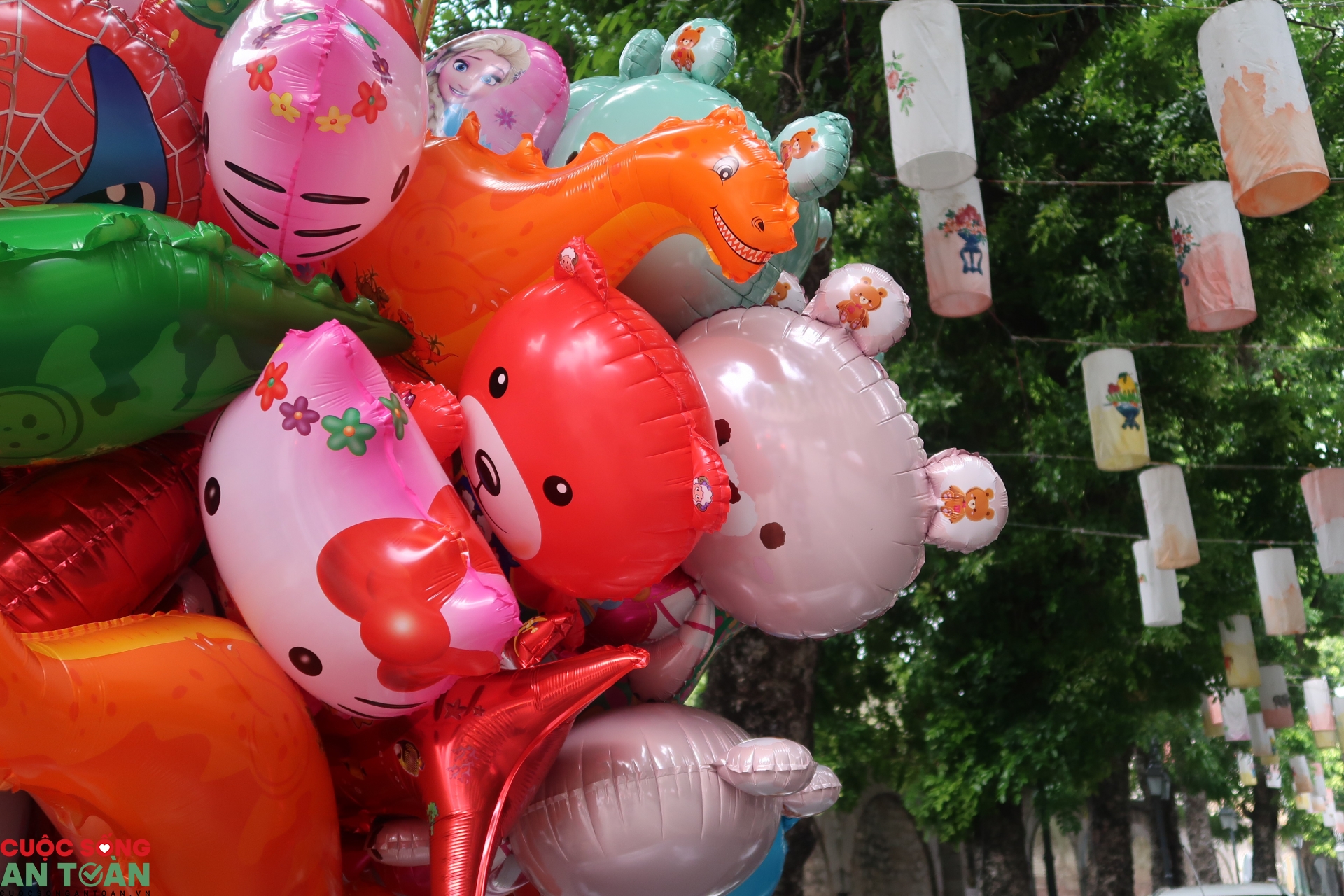 Đằng sau những chùm bóng bay giữa lòng Hà Nội Đằng sau những chùm bóng bay giữa lòng Hà Nội