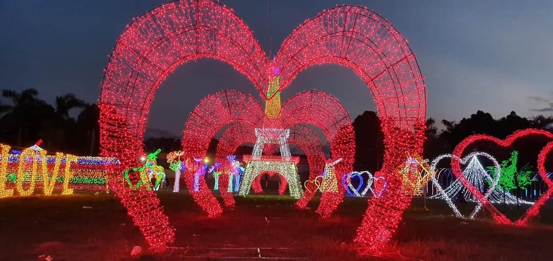 Choáng ngợp trước không gian Trình chiếu hiệu ứng ánh sáng rực rỡ với chủ đề Tình yêu Choáng ngợp trước không gian Trình chiếu hiệu ứng ánh sáng rực rỡ với chủ đề Tình yêu