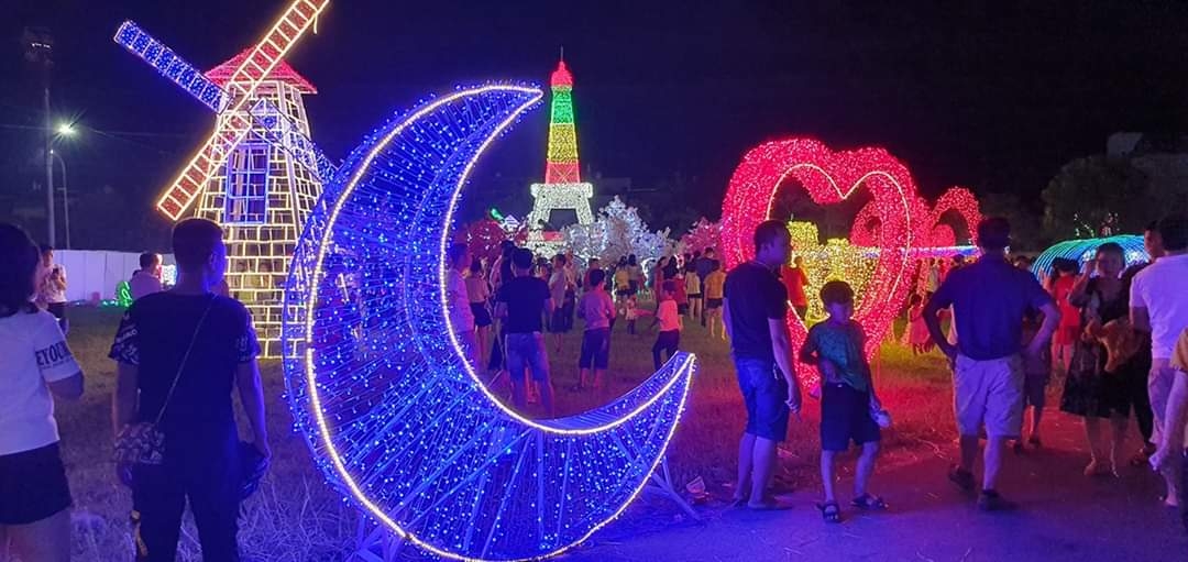 Choáng ngợp trước không gian Trình chiếu hiệu ứng ánh sáng rực rỡ với chủ đề Tình yêu Choáng ngợp trước không gian Trình chiếu hiệu ứng ánh sáng rực rỡ với chủ đề Tình yêu