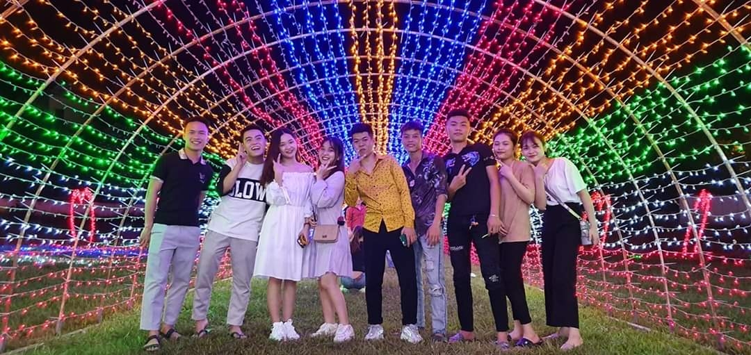 Choáng ngợp trước không gian Trình chiếu hiệu ứng ánh sáng rực rỡ với chủ đề Tình yêu Choáng ngợp trước không gian Trình chiếu hiệu ứng ánh sáng rực rỡ với chủ đề Tình yêu