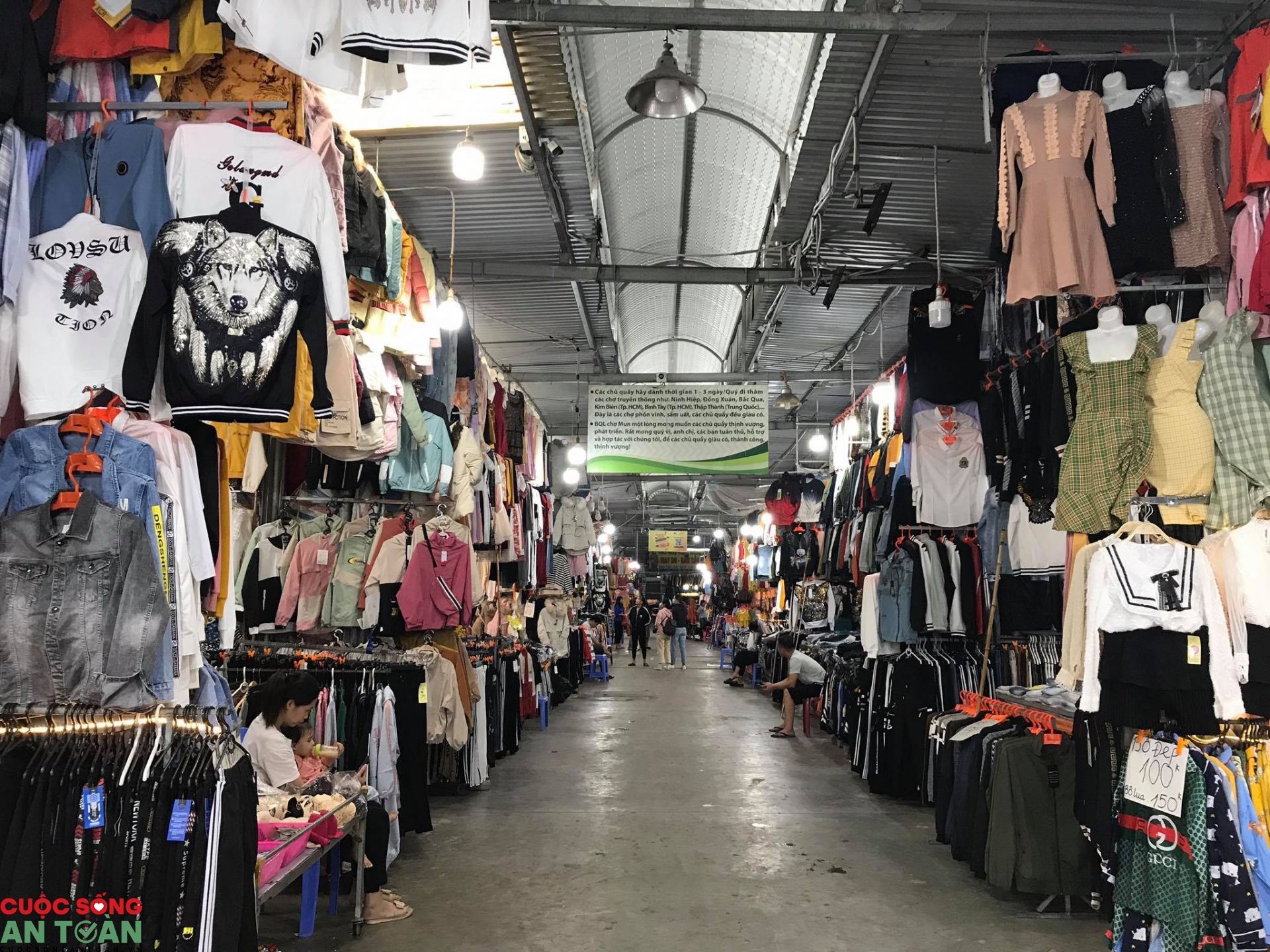 Shopping thỏa thích với mức giá "có một không hai" tại chợ Mun Shopping thỏa thích với mức giá "có một không hai" tại chợ Mun