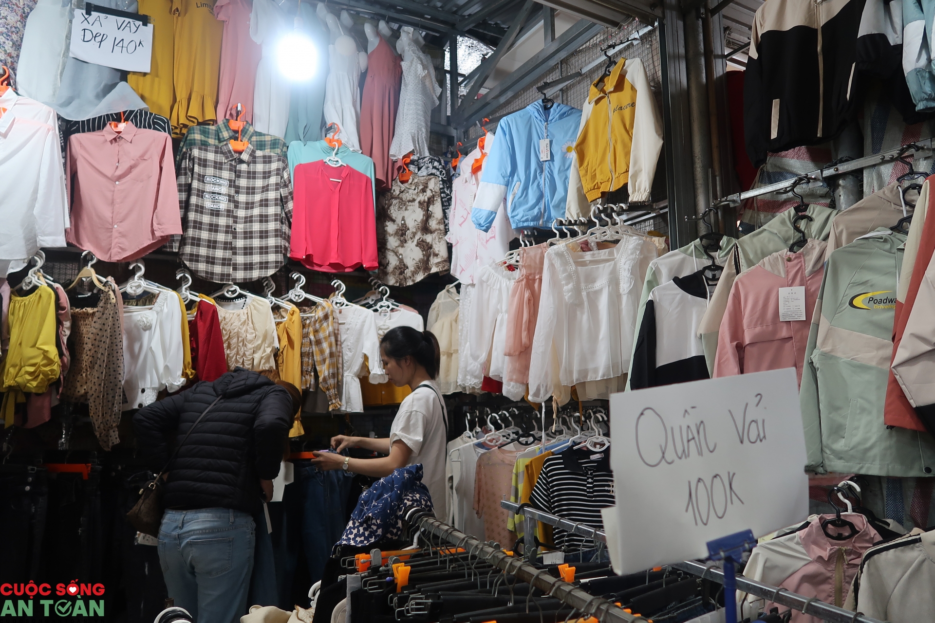 Shopping thỏa thích với mức giá "có một không hai" tại chợ Mun Shopping thỏa thích với mức giá "có một không hai" tại chợ Mun