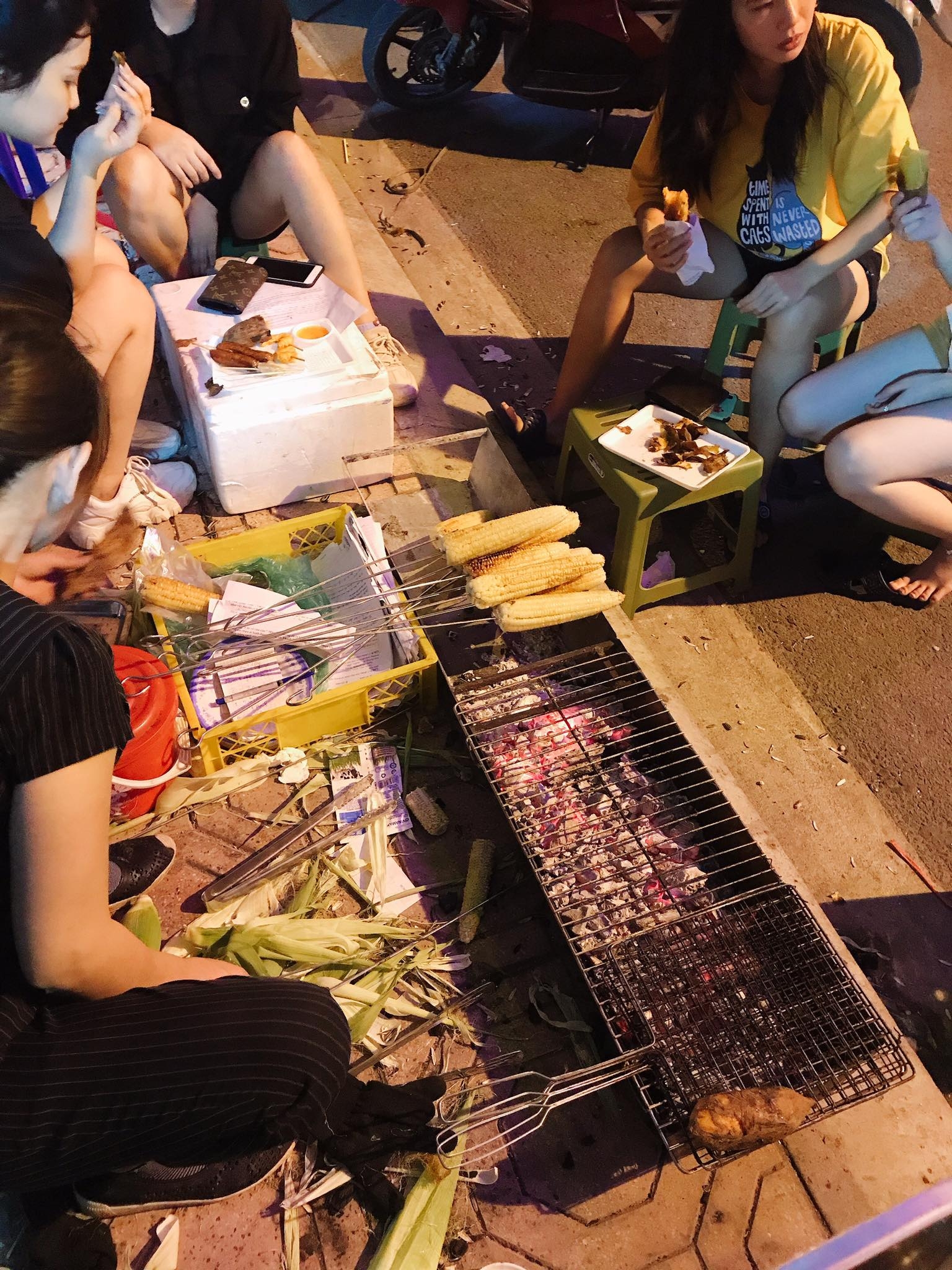 Ăn thả ga không lo về giá ở “thiên đường” xiên nướng Như Quỳnh