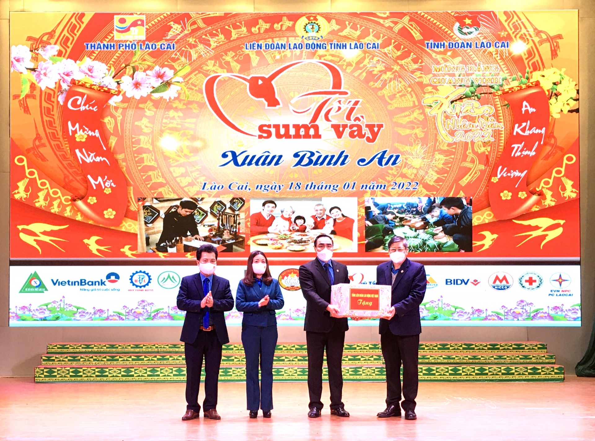 Đoàn viên, người lao động Lào Cai rộn ràng đón Tết sang