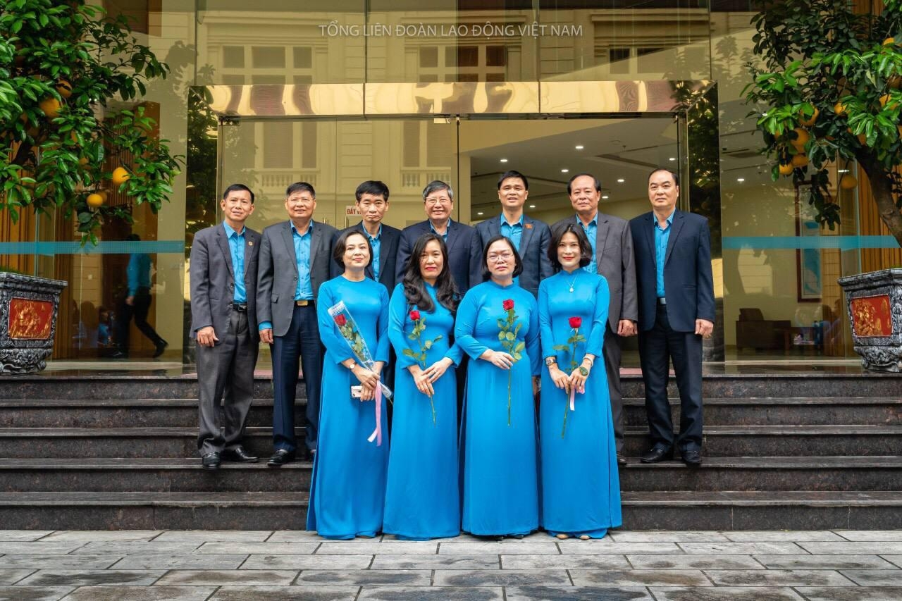 Những bông hoa Tổng LĐLĐVN rực rỡ trong "Tuần lễ Áo dài" Những bông hoa Tổng LĐLĐVN rực rỡ trong "Tuần lễ Áo dài"