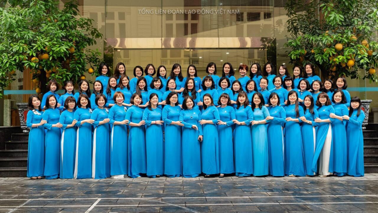 Những bông hoa Tổng LĐLĐVN rực rỡ trong "Tuần lễ Áo dài" Những bông hoa Tổng LĐLĐVN rực rỡ trong "Tuần lễ Áo dài"