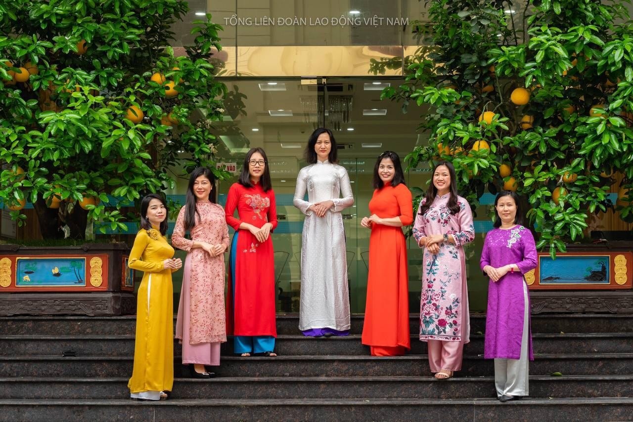 Những bông hoa Tổng LĐLĐVN rực rỡ trong "Tuần lễ Áo dài" Những bông hoa Tổng LĐLĐVN rực rỡ trong "Tuần lễ Áo dài"