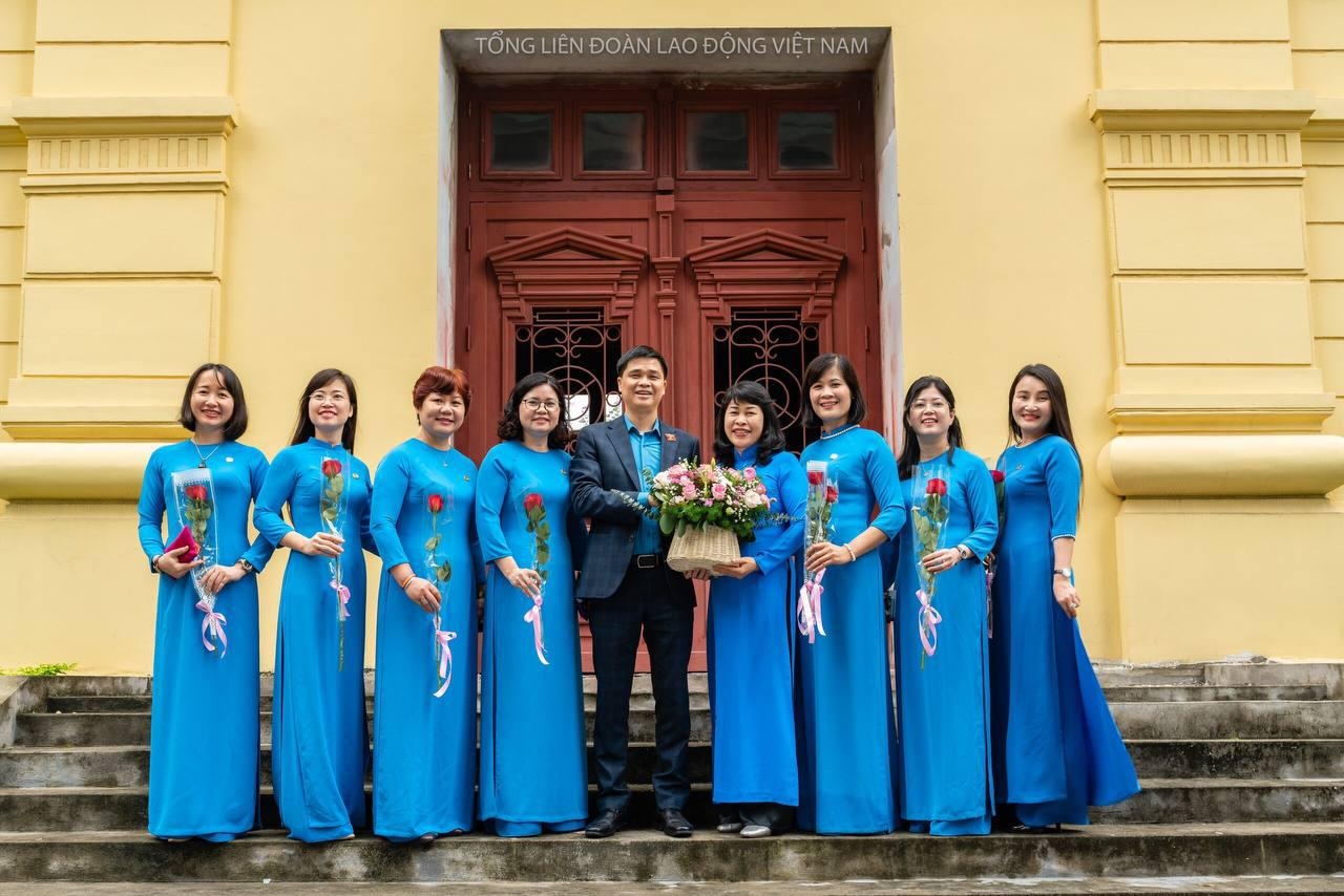 Những bông hoa Tổng LĐLĐVN rực rỡ trong "Tuần lễ Áo dài" Những bông hoa Tổng LĐLĐVN rực rỡ trong "Tuần lễ Áo dài"