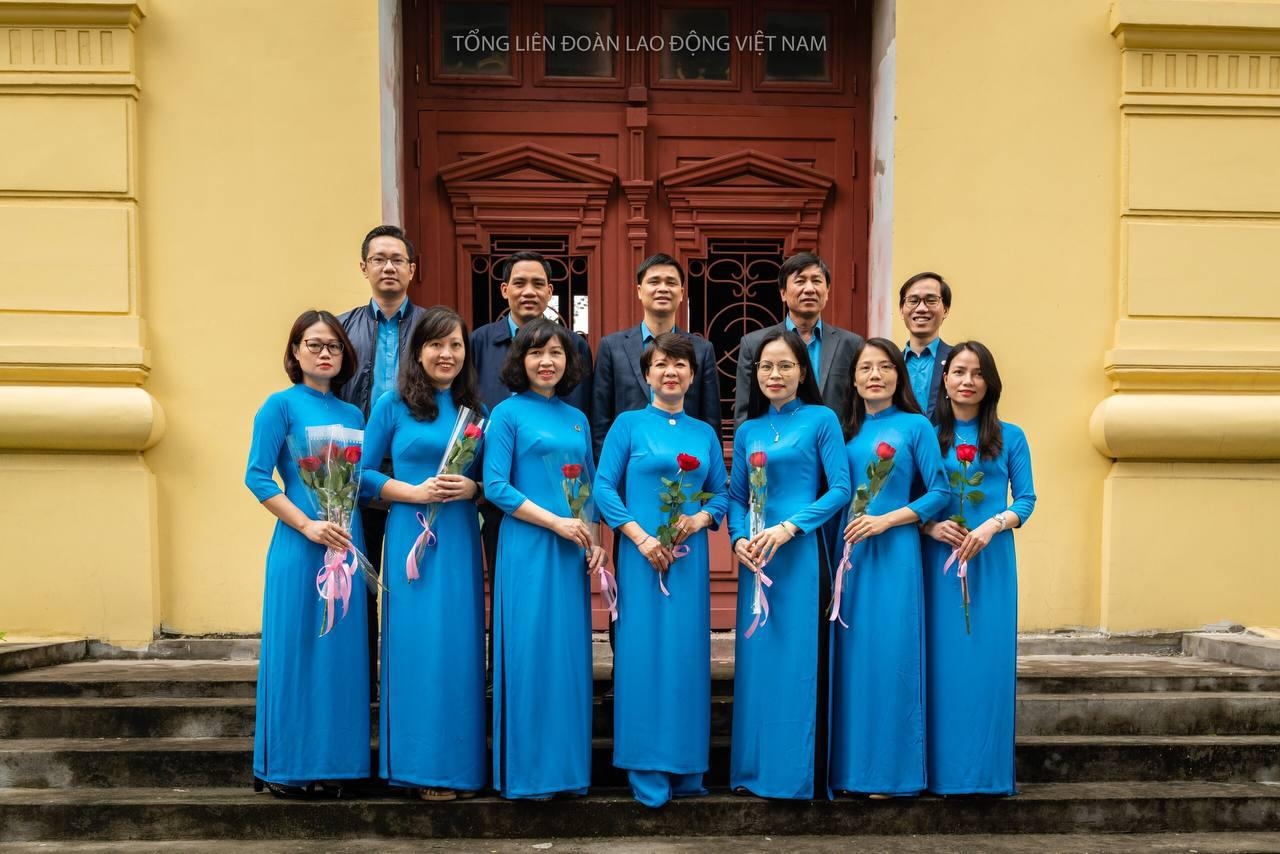 Những bông hoa Tổng LĐLĐVN rực rỡ trong "Tuần lễ Áo dài" Những bông hoa Tổng LĐLĐVN rực rỡ trong "Tuần lễ Áo dài"