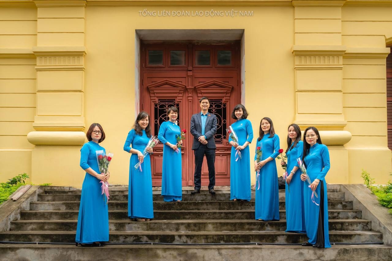 Những bông hoa Tổng LĐLĐVN rực rỡ trong "Tuần lễ Áo dài" Những bông hoa Tổng LĐLĐVN rực rỡ trong "Tuần lễ Áo dài"