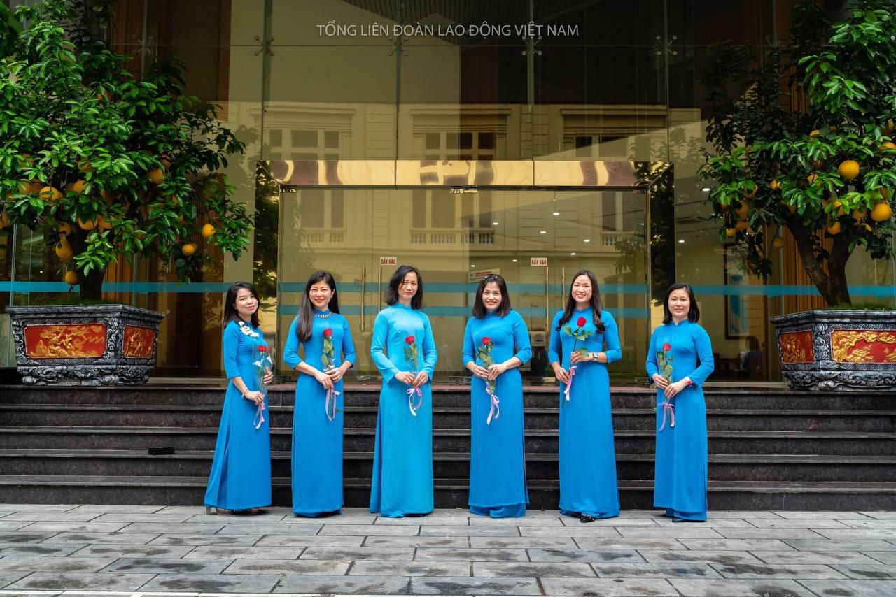 Những bông hoa Tổng LĐLĐVN rực rỡ trong "Tuần lễ Áo dài" Những bông hoa Tổng LĐLĐVN rực rỡ trong "Tuần lễ Áo dài"