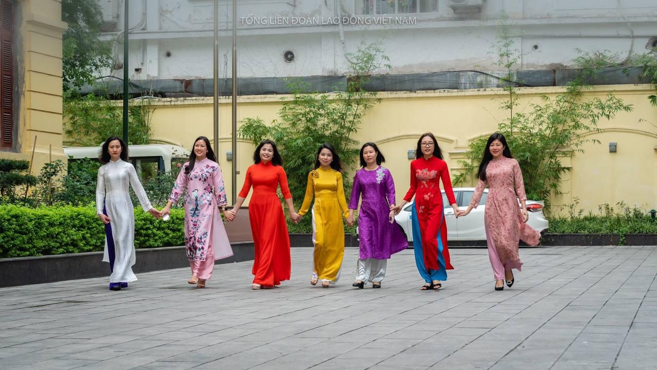 Những bông hoa Tổng LĐLĐVN rực rỡ trong "Tuần lễ Áo dài" Những bông hoa Tổng LĐLĐVN rực rỡ trong "Tuần lễ Áo dài"