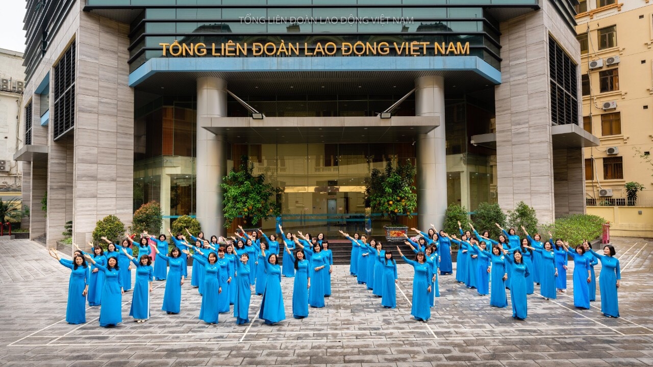 Những bông hoa Tổng LĐLĐVN rực rỡ trong "Tuần lễ Áo dài" Những bông hoa Tổng LĐLĐVN rực rỡ trong "Tuần lễ Áo dài"