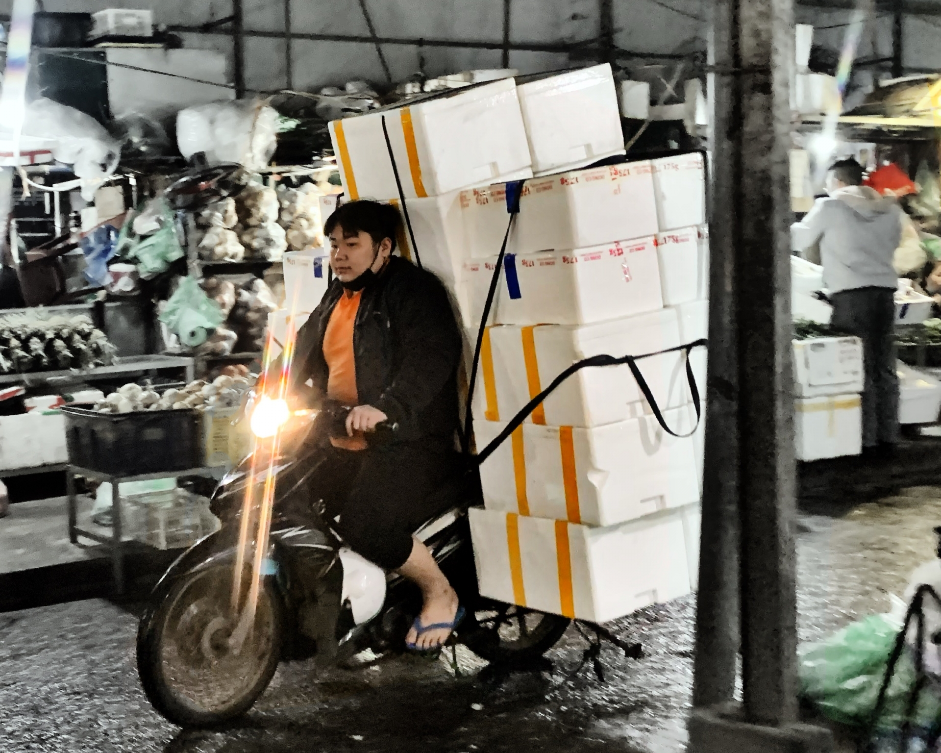 Chợ Long Biên: nhọc nhằn nghề bốc vác Chợ Long Biên: nhọc nhằn nghề bốc vác