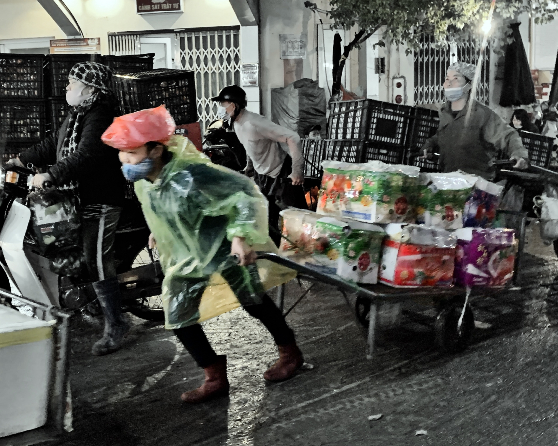 Chợ Long Biên: nhọc nhằn nghề bốc vác Chợ Long Biên: nhọc nhằn nghề bốc vác