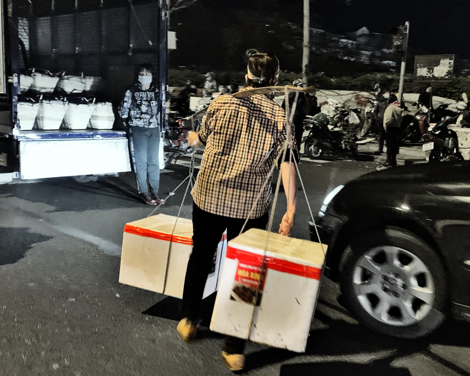 Chợ Long Biên: nhọc nhằn nghề bốc vác Chợ Long Biên: nhọc nhằn nghề bốc vác