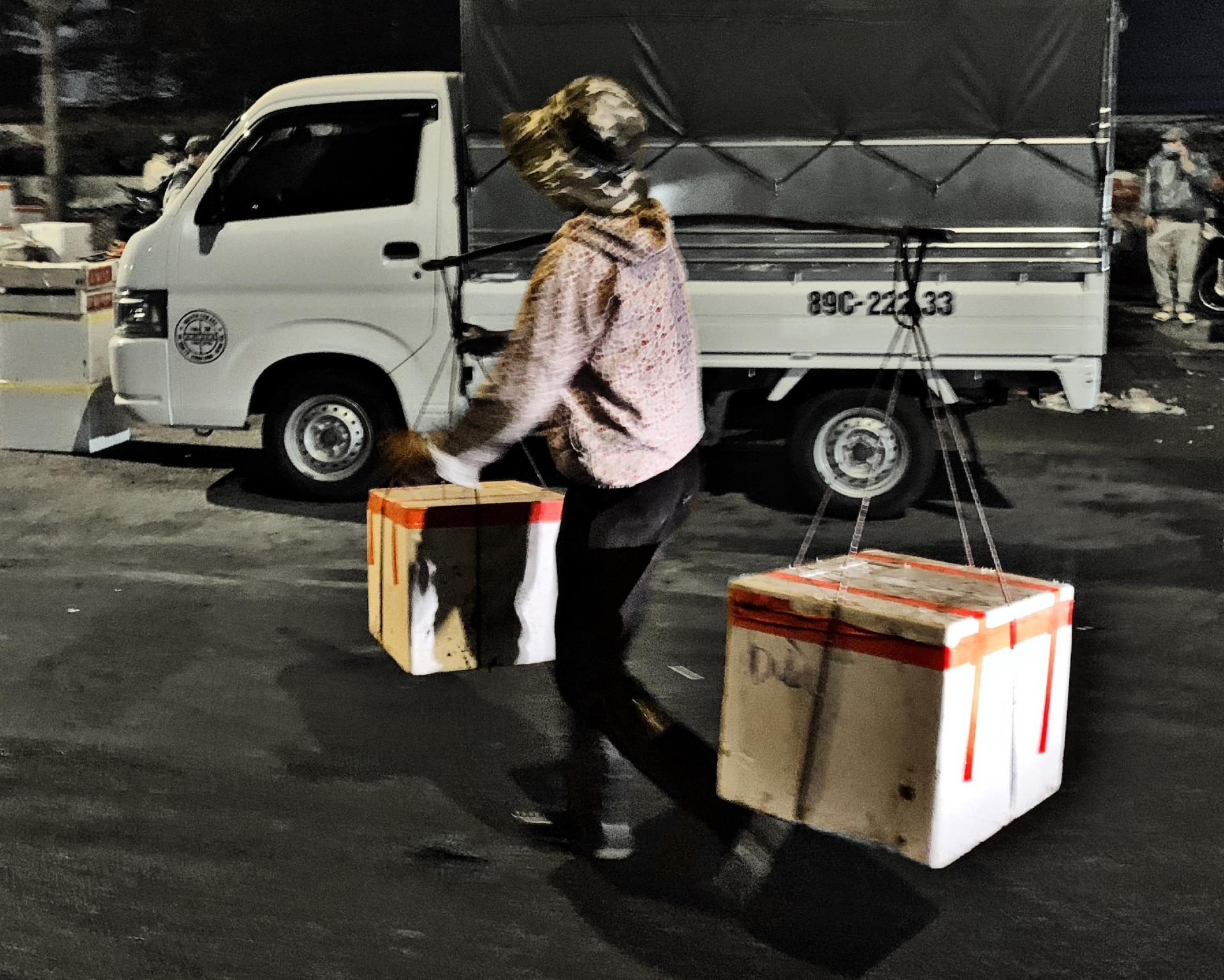 Chợ Long Biên: nhọc nhằn nghề bốc vác Chợ Long Biên: nhọc nhằn nghề bốc vác