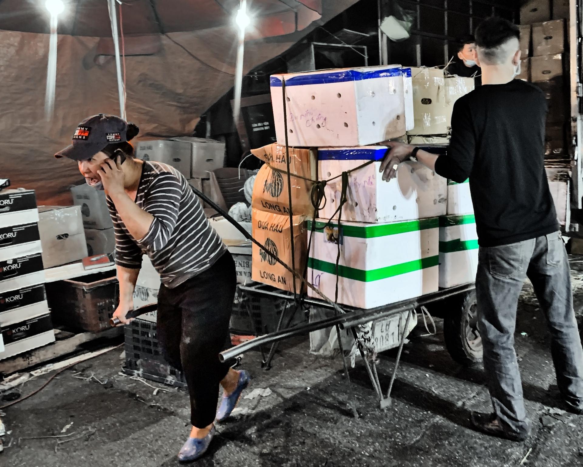 Chợ Long Biên: nhọc nhằn nghề bốc vác Chợ Long Biên: nhọc nhằn nghề bốc vác