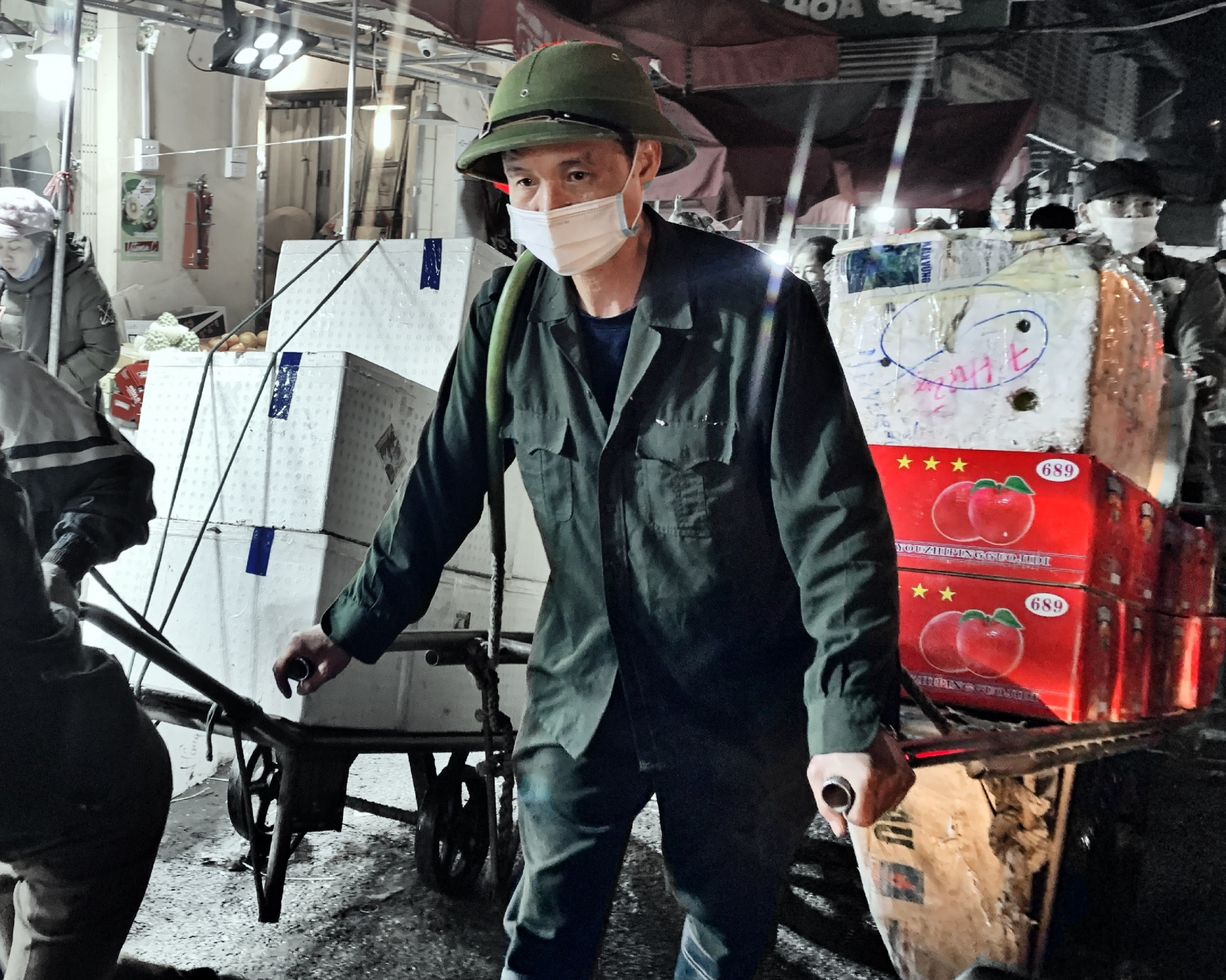 Chợ Long Biên: nhọc nhằn nghề bốc vác Chợ Long Biên: nhọc nhằn nghề bốc vác