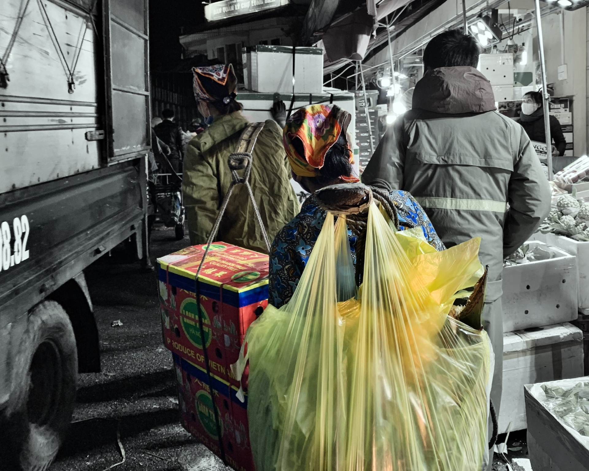 Chợ Long Biên: nhọc nhằn nghề bốc vác Chợ Long Biên: nhọc nhằn nghề bốc vác