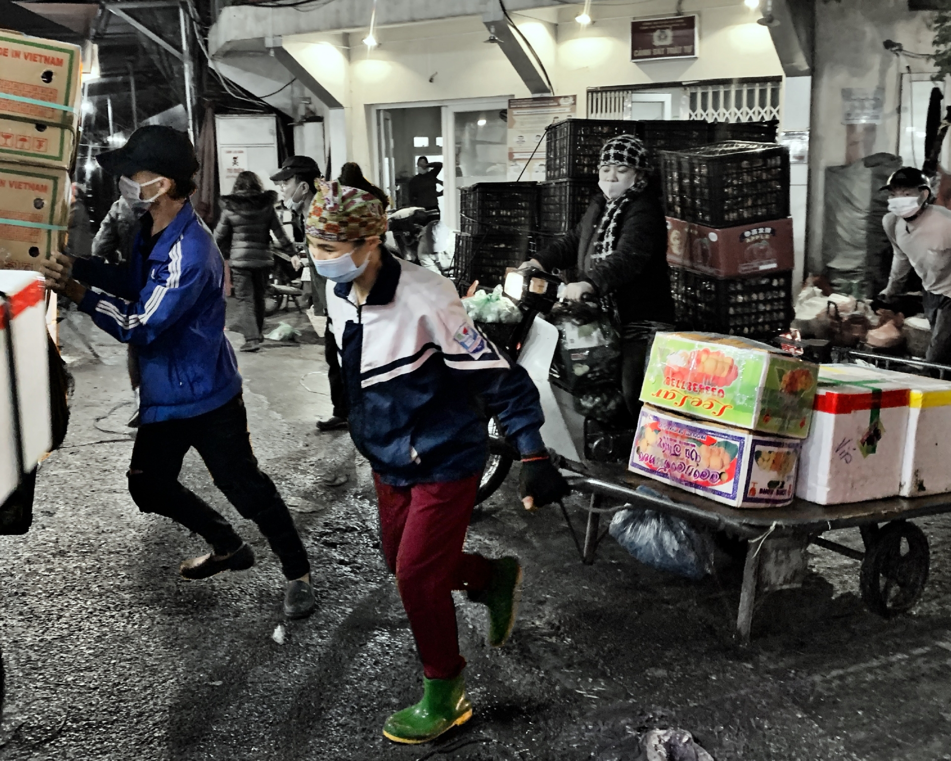 Chợ Long Biên: nhọc nhằn nghề bốc vác Chợ Long Biên: nhọc nhằn nghề bốc vác