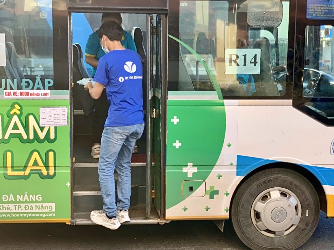 Phát miễn phí hàng nghìn chiếc khẩu trang, không chủ quan trước đại dịch Phát miễn phí hàng nghìn chiếc khẩu trang, không chủ quan trước đại dịch