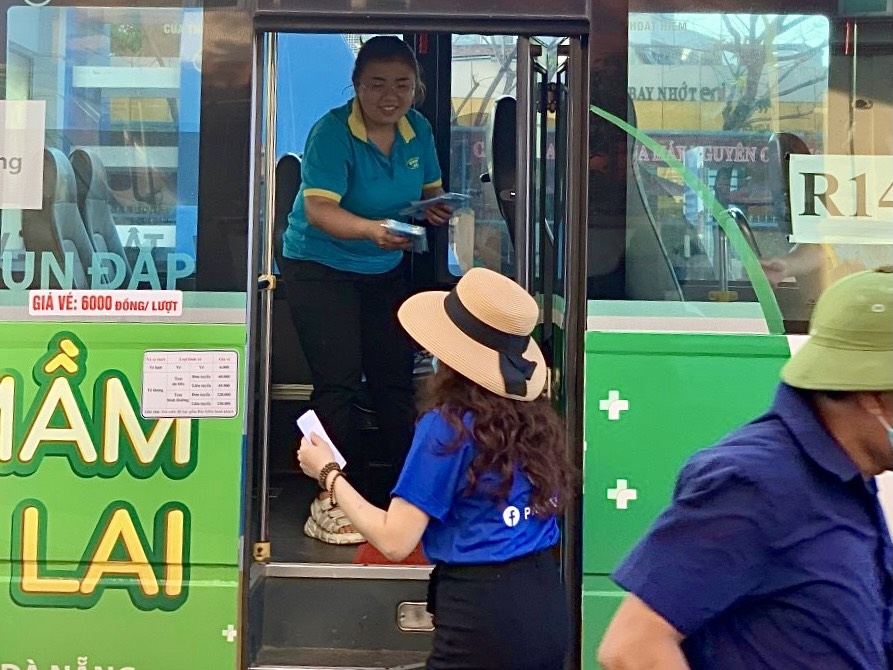 Phát miễn phí hàng nghìn chiếc khẩu trang, không chủ quan trước đại dịch Phát miễn phí hàng nghìn chiếc khẩu trang, không chủ quan trước đại dịch