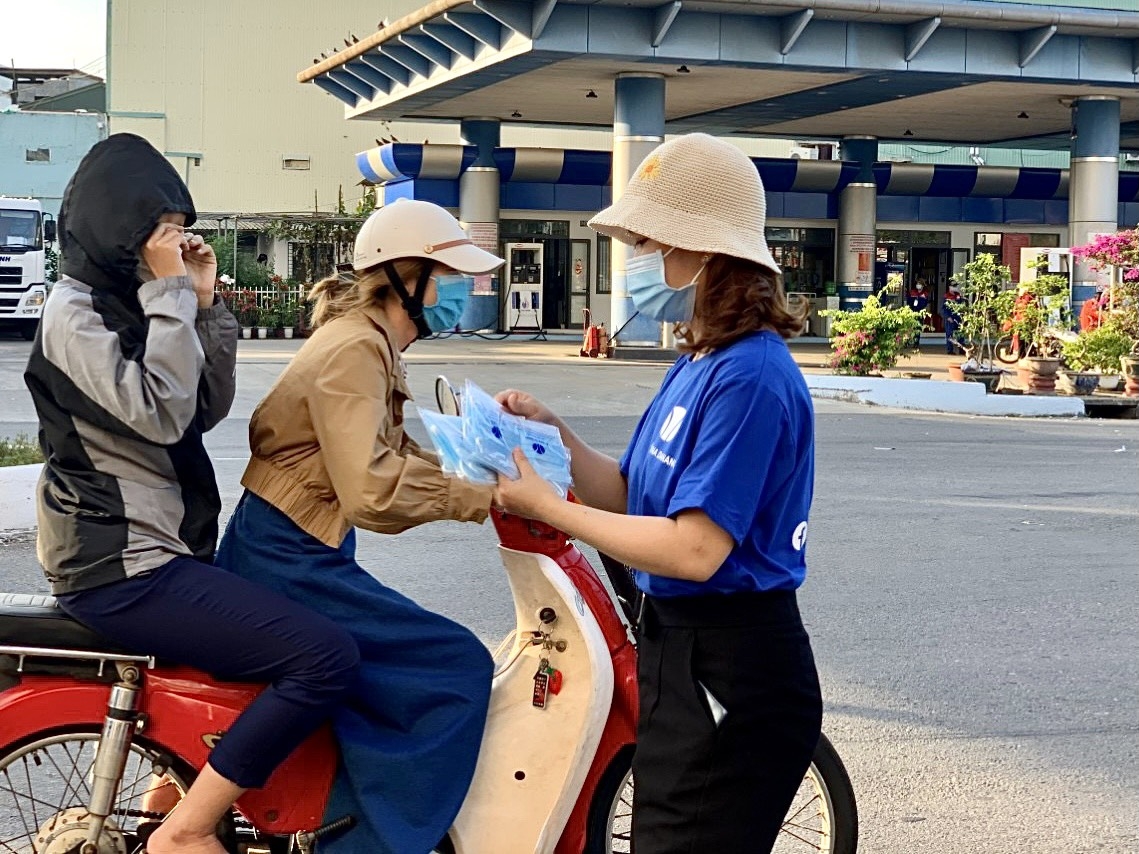 Phát miễn phí hàng nghìn chiếc khẩu trang, không chủ quan trước đại dịch Phát miễn phí hàng nghìn chiếc khẩu trang, không chủ quan trước đại dịch