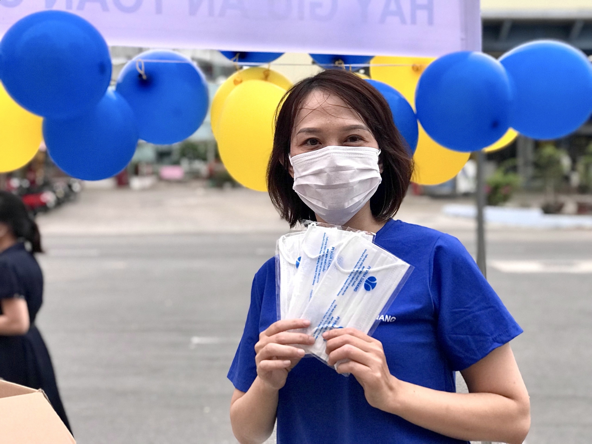 Phát miễn phí hàng nghìn chiếc khẩu trang, không chủ quan trước đại dịch Phát miễn phí hàng nghìn chiếc khẩu trang, không chủ quan trước đại dịch