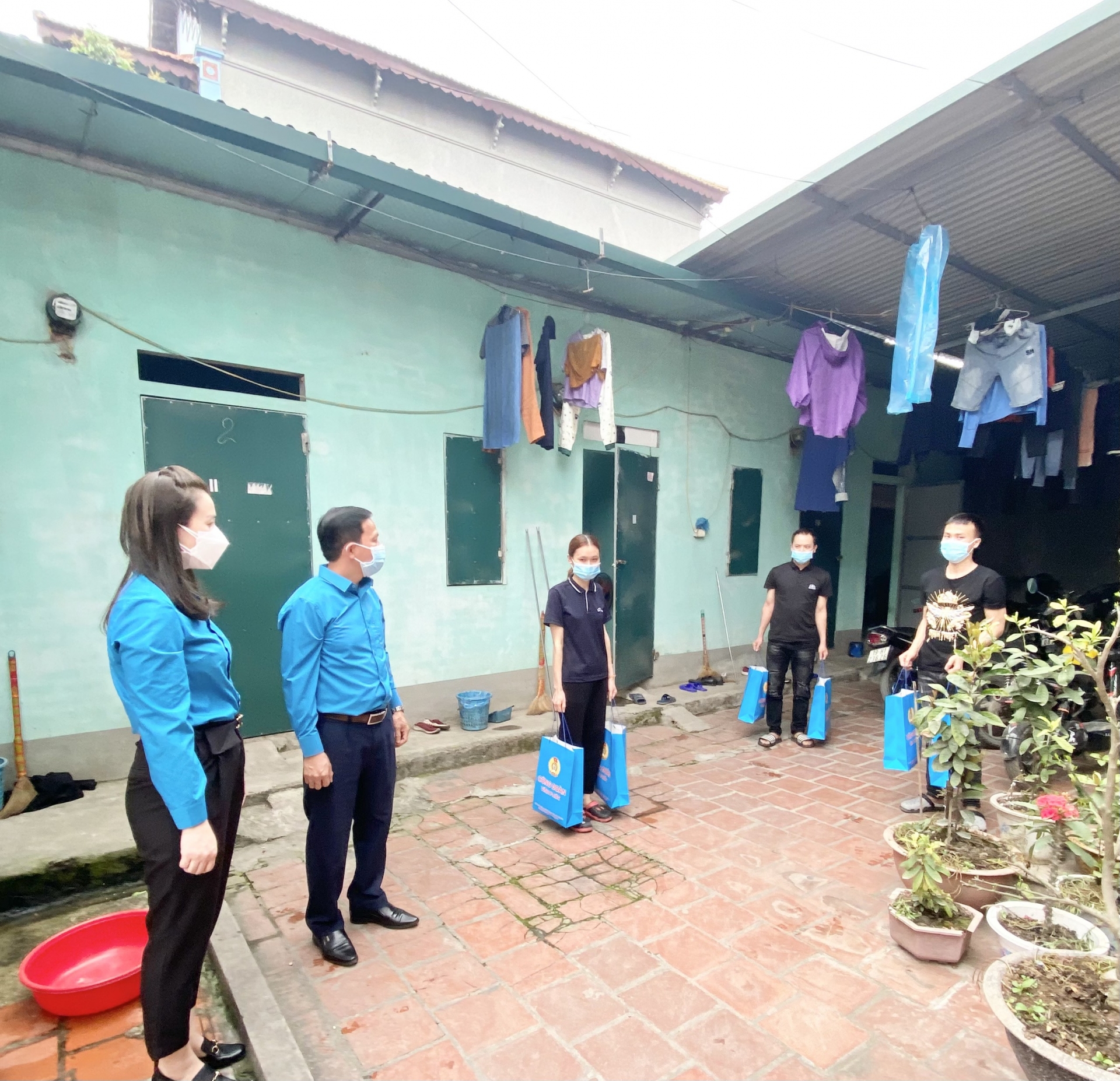 Công đoàn Vĩnh Phúc hỗ trợ công nhân F0 đang cách ly tại nhà Công đoàn Vĩnh Phúc hỗ trợ công nhân F0 đang cách ly tại nhà