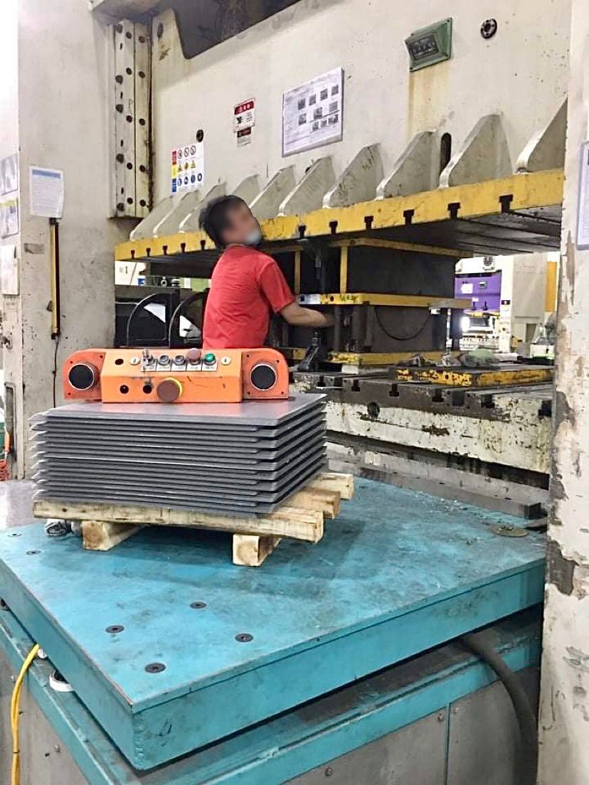 Nam công nhân mất 4 ngón tay do vướng vào máy dập Nam công nhân mất 4 ngón tay do vướng vào máy dập