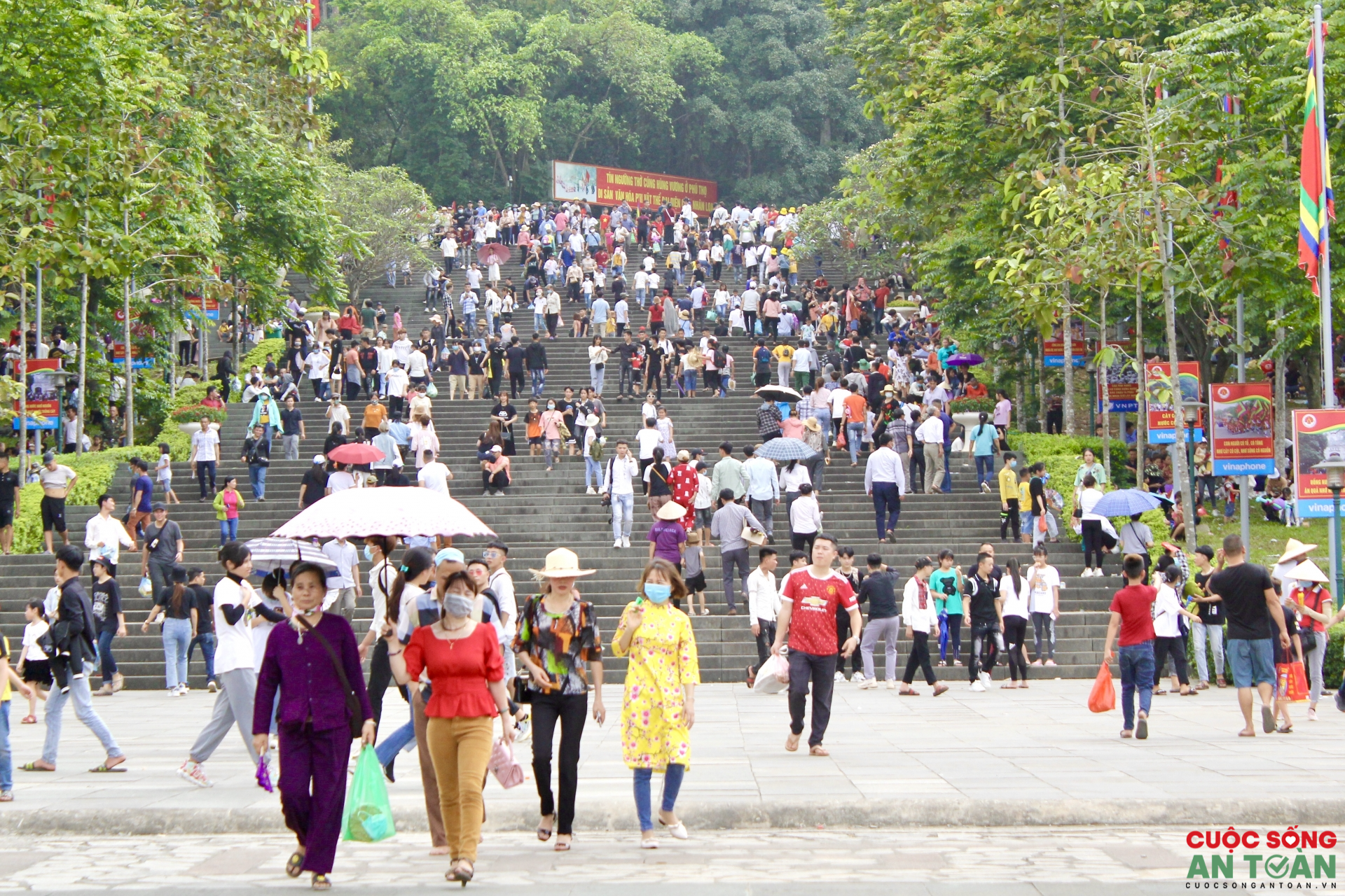 Nhiều công nhân lao động đi lễ đền Hùng 'cầu may' Nhiều công nhân lao động đi lễ đền Hùng 'cầu may'