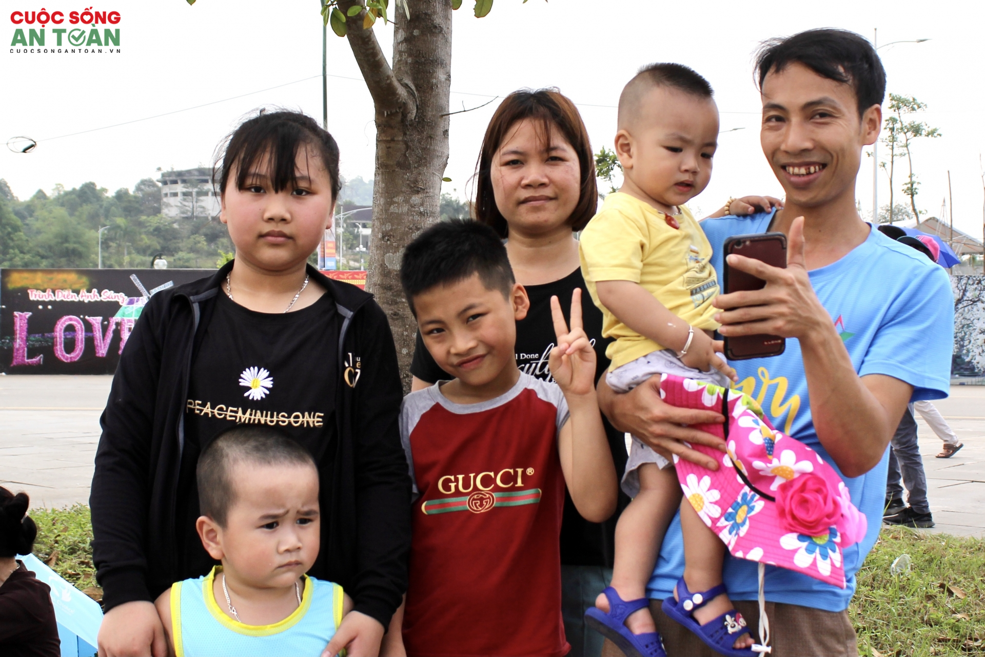 Nhiều công nhân lao động đi lễ đền Hùng 'cầu may' Nhiều công nhân lao động đi lễ đền Hùng 'cầu may'