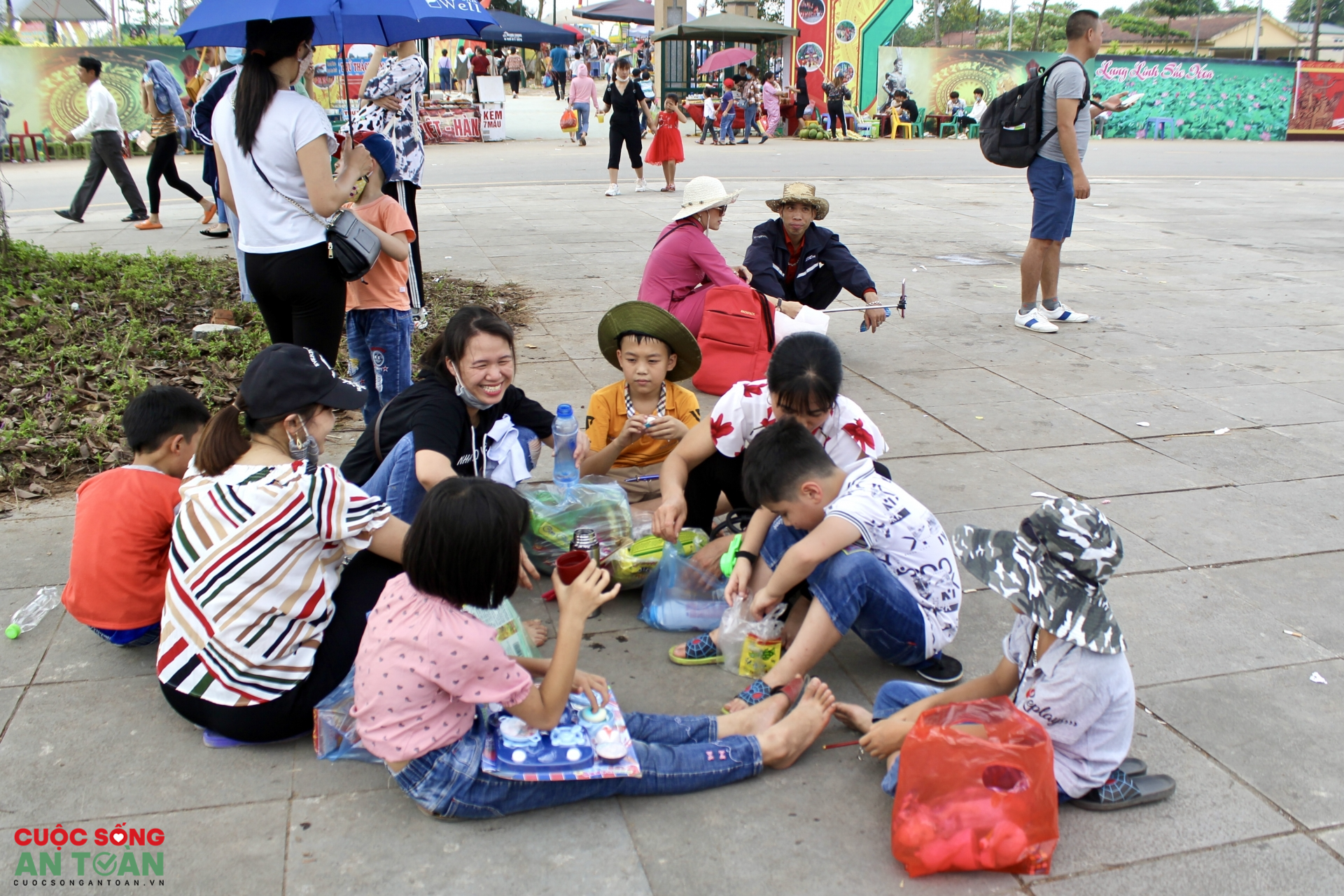 Nhiều công nhân lao động đi lễ đền Hùng 'cầu may' Nhiều công nhân lao động đi lễ đền Hùng 'cầu may'