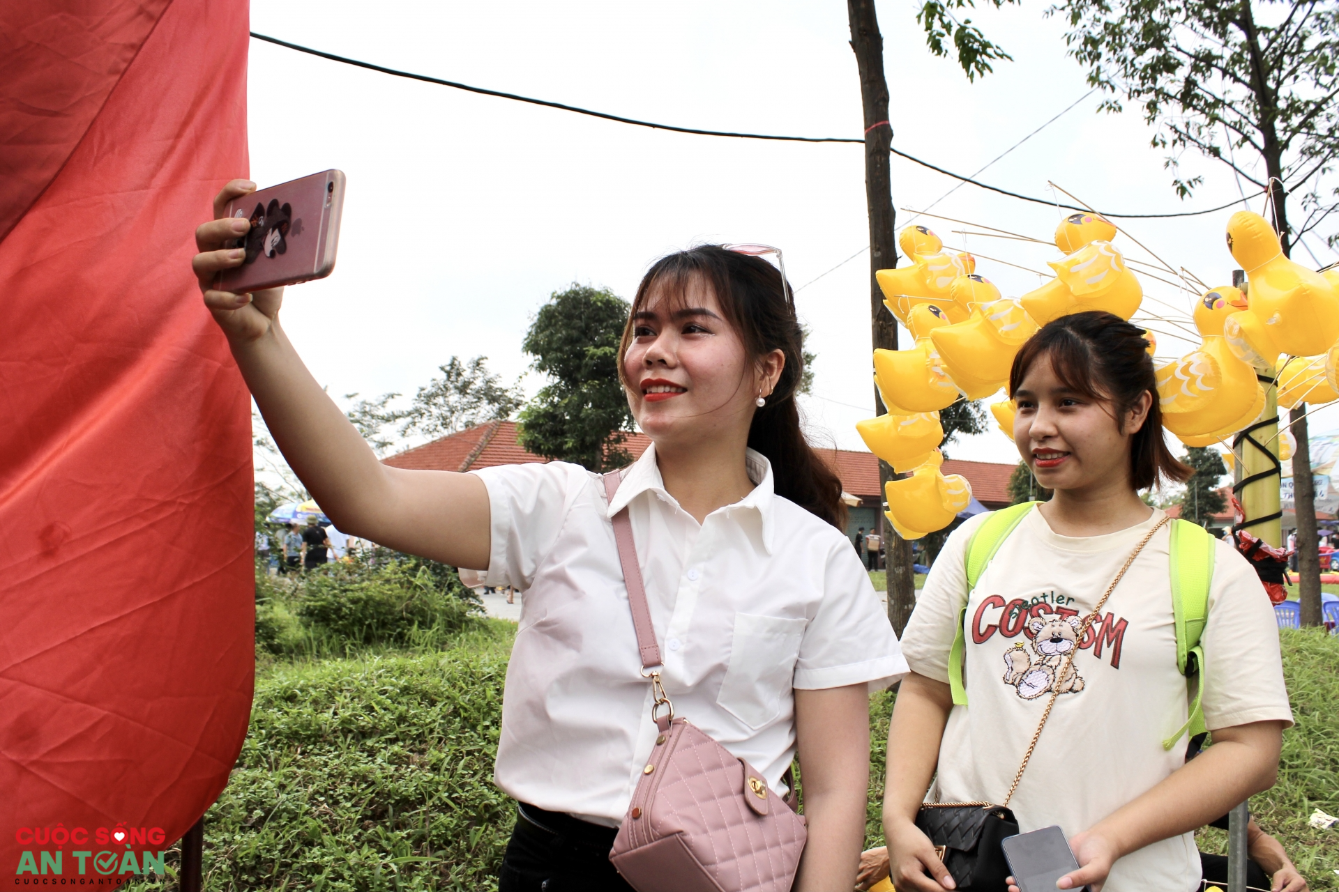 Nhiều công nhân lao động đi lễ đền Hùng 'cầu may' Nhiều công nhân lao động đi lễ đền Hùng 'cầu may'