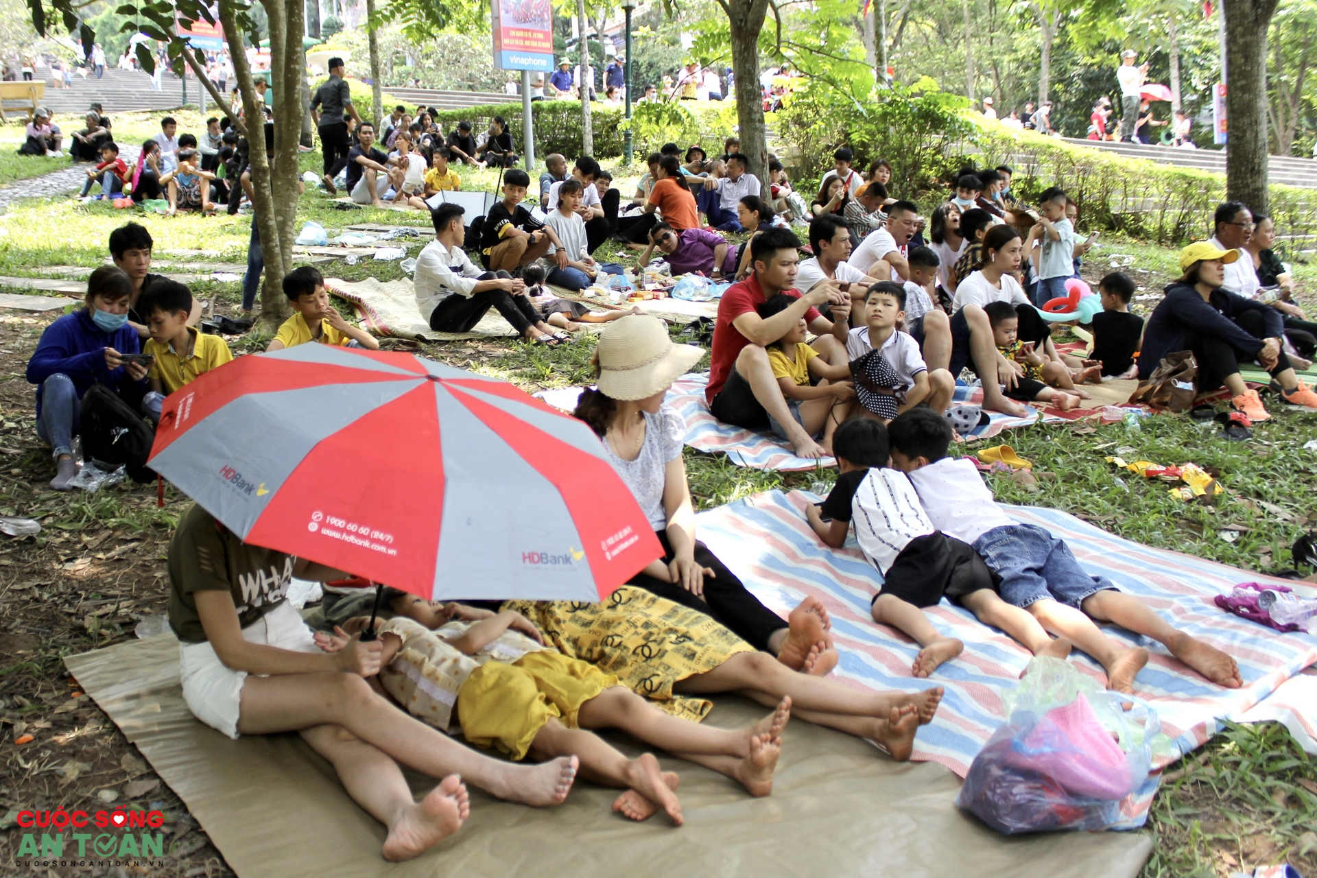 Nhiều công nhân lao động đi lễ đền Hùng 'cầu may' Nhiều công nhân lao động đi lễ đền Hùng 'cầu may'