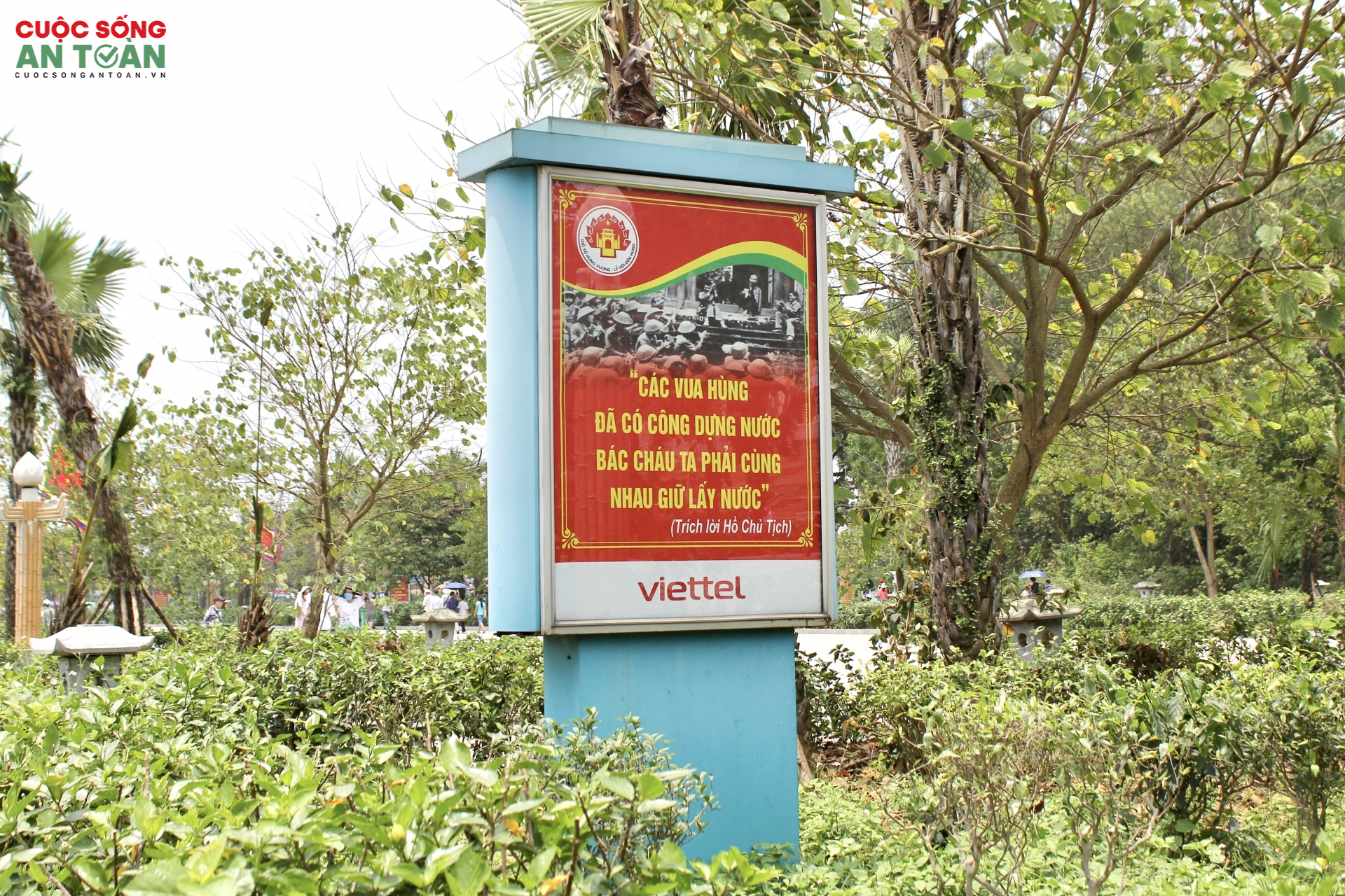 Nhiều công nhân lao động đi lễ đền Hùng 'cầu may' Nhiều công nhân lao động đi lễ đền Hùng 'cầu may'