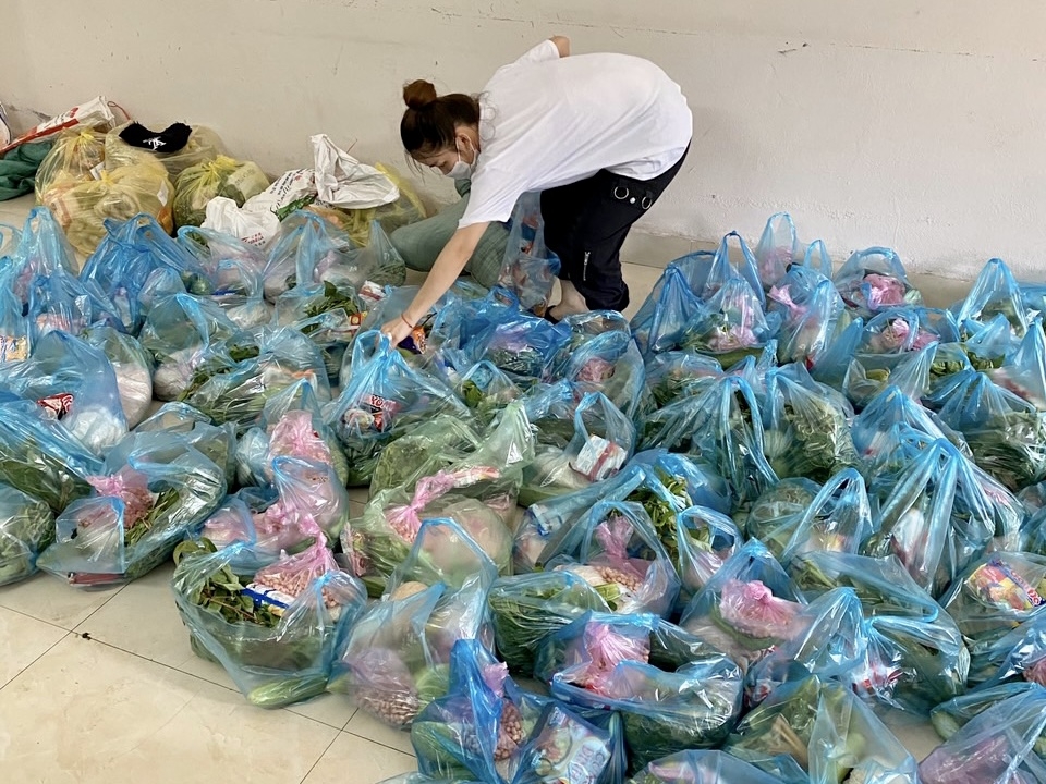 Mẹ đơn thân ở lại tâm dịch để hỗ trợ công nhân Bắc GIang