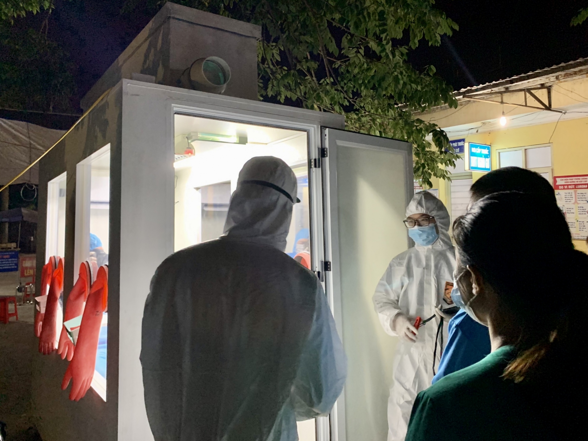 Những hình ảnh đầu tiên về buồng xét nghiệm COVID-19 tại Bắc Giang