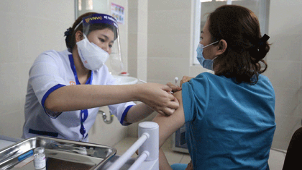 Tiêm vắc xin COVID-19 có bị sốt không?