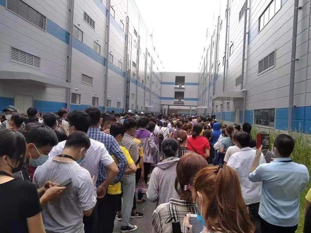 Ca mắc Covid giữa hàng nghìn công nhân đi xét nghiệm tại công ty Luxshare Ca mắc Covid giữa hàng nghìn công nhân đi xét nghiệm tại công ty Luxshare