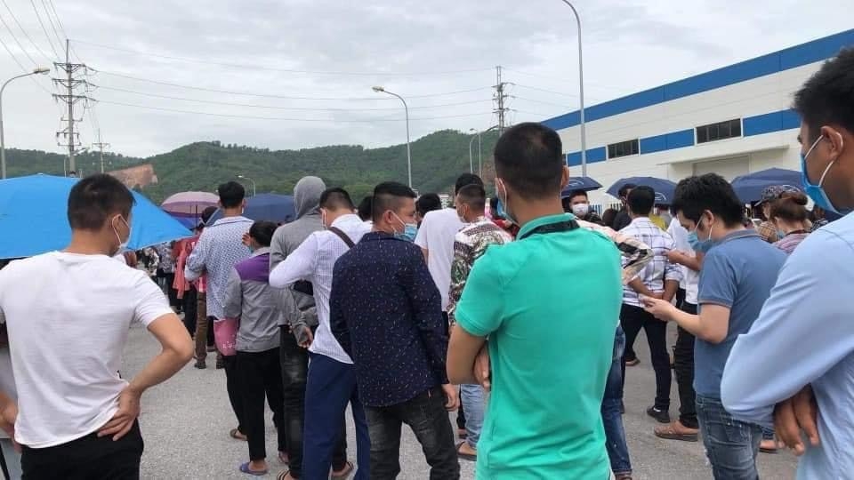 Ca mắc Covid giữa hàng nghìn công nhân đi xét nghiệm tại công ty Luxshare Ca mắc Covid giữa hàng nghìn công nhân đi xét nghiệm tại công ty Luxshare
