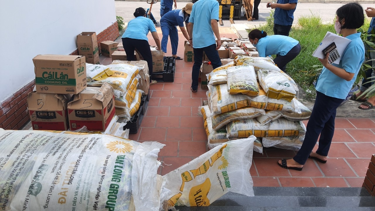 Công ty In Tiến Bộ tặng quà hỗ trợ người lao động trong thời gian thực hiện giãn cách xã hội