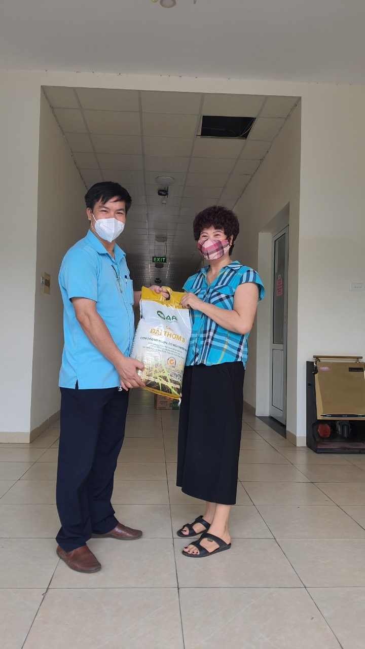 Công ty In Tiến Bộ tặng quà hỗ trợ người lao động trong thời gian thực hiện giãn cách xã hội