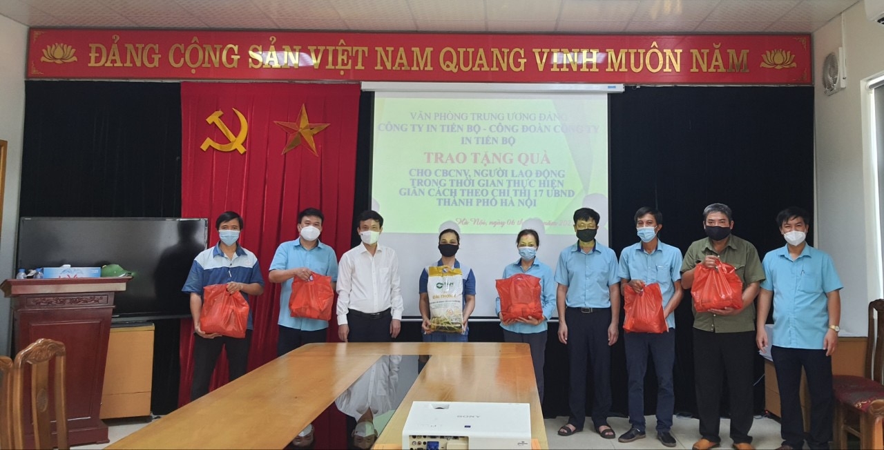 Công ty In Tiến Bộ tặng quà hỗ trợ người lao động trong thời gian thực hiện giãn cách xã hội