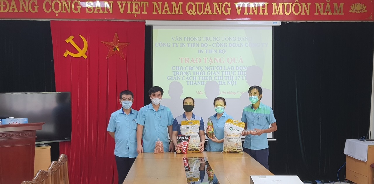 Công ty In Tiến Bộ tặng quà hỗ trợ người lao động trong thời gian thực hiện giãn cách xã hội