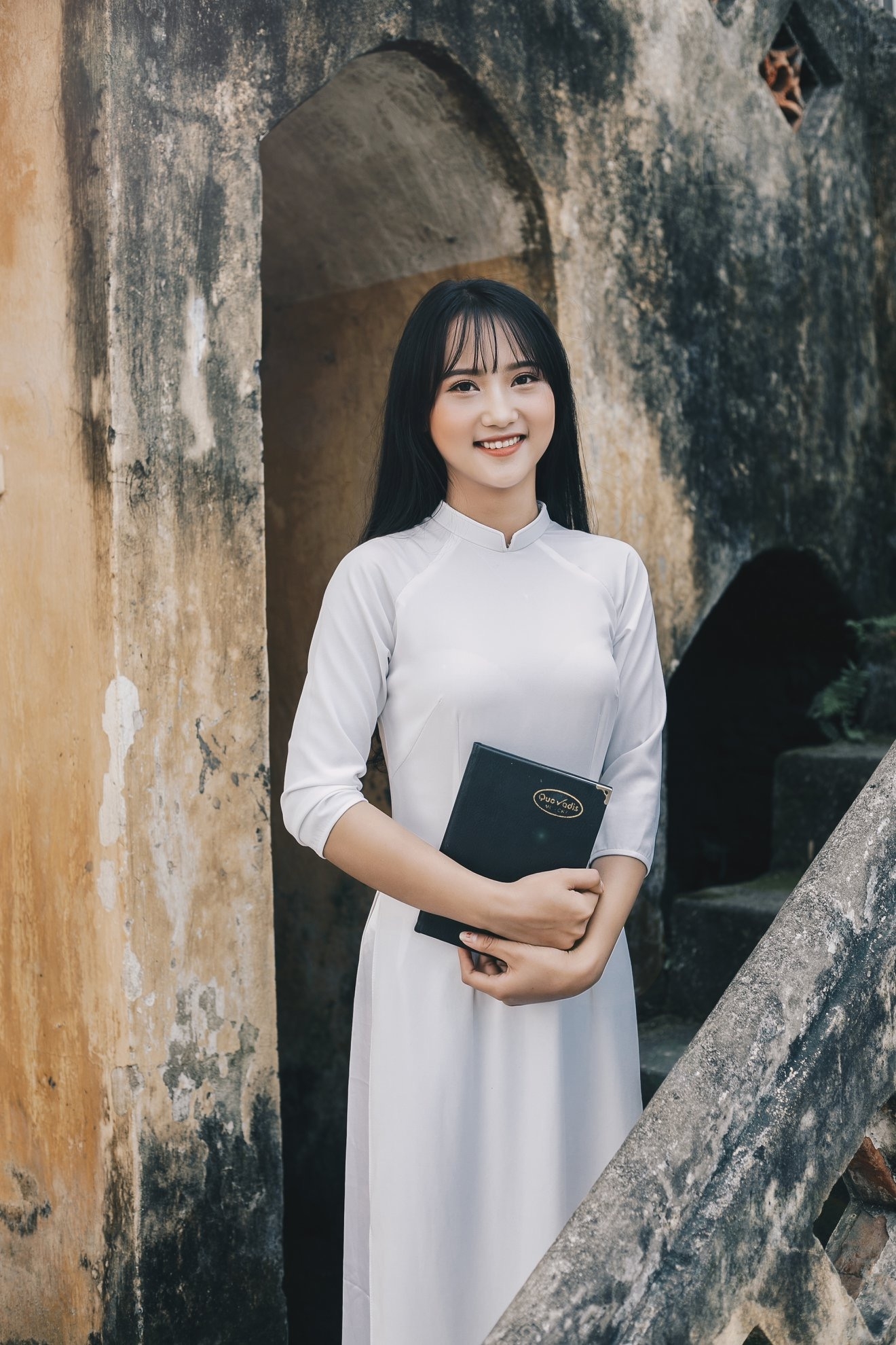 Nữ công nhân thả dáng yêu kiều trong quốc phục Việt Nam