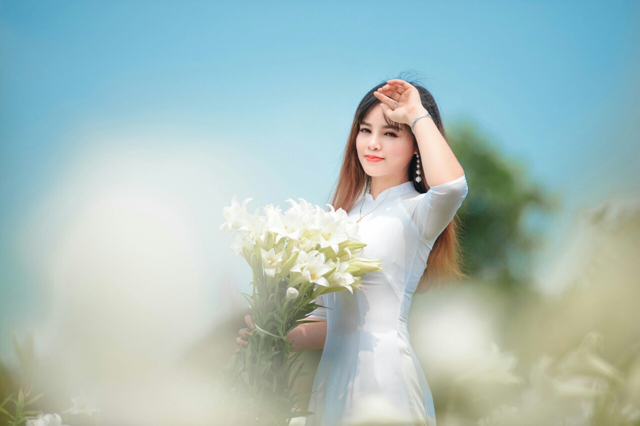 Nữ công nhân thả dáng yêu kiều trong quốc phục Việt Nam